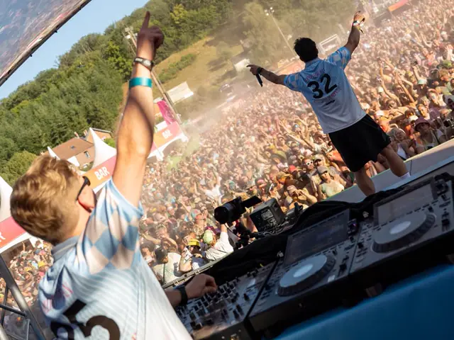 DJ et MC sur scène face à la foule du festival
