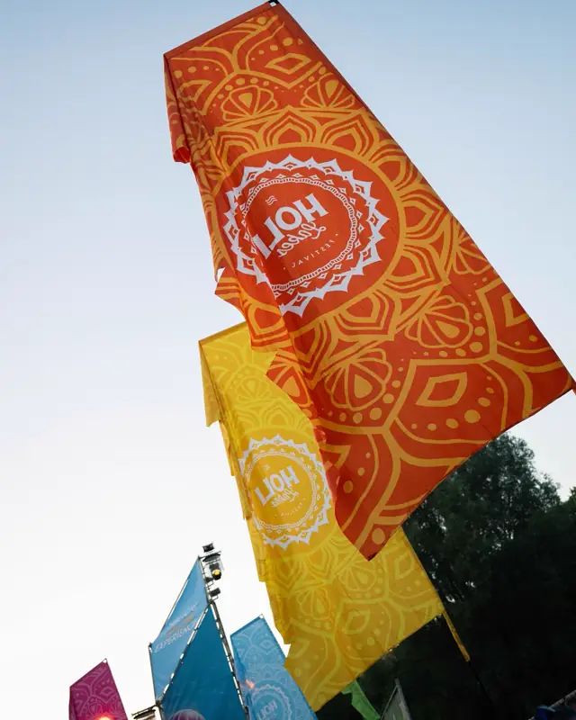 Drapeaux mandala orange et jaune du festival flottant dans le ciel du soir