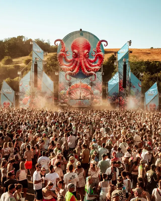 Vue d’ensemble de la grande scène et de sa pieuvre géante devant des milliers de festivaliers