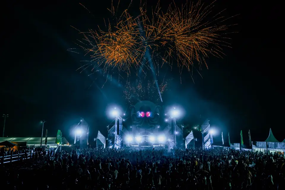 Feu d’artifice au-dessus de la scène pendant la soirée du festival